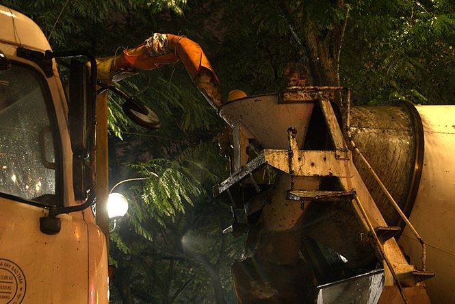 Công nhân dầm mưa lạnh suốt đêm nạo vét Hồ Gươm